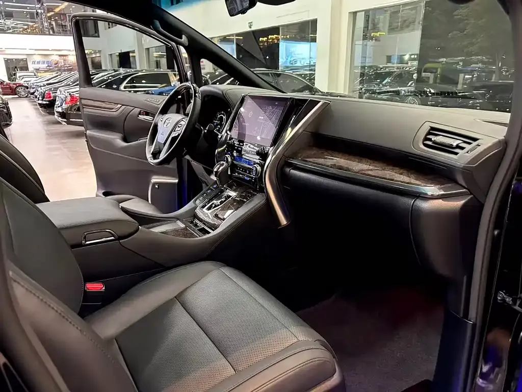 Toyota Alphard — фото 4