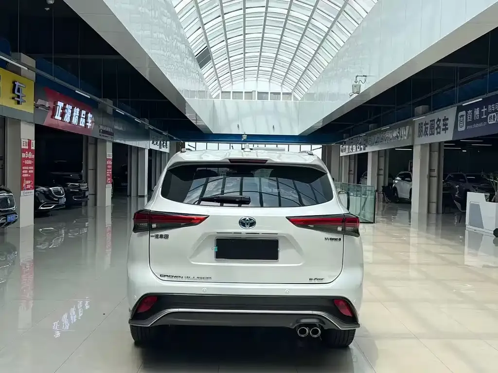 Toyota Crown Kluger 2023 из CN, фото 6