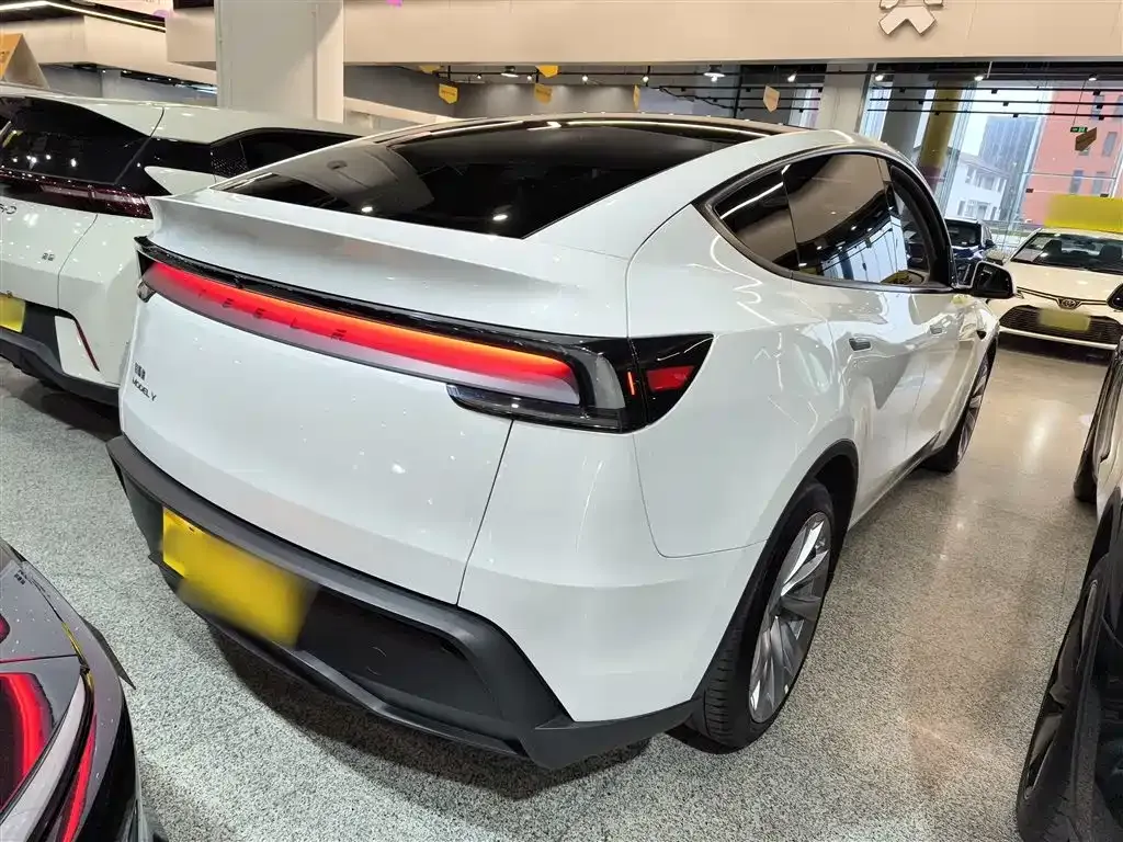 Tesla Model Y — фото 8