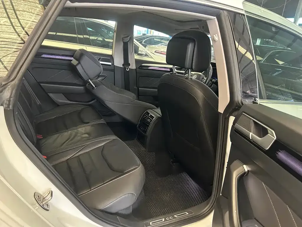 Volkswagen CC 2023 из CN, фото 2