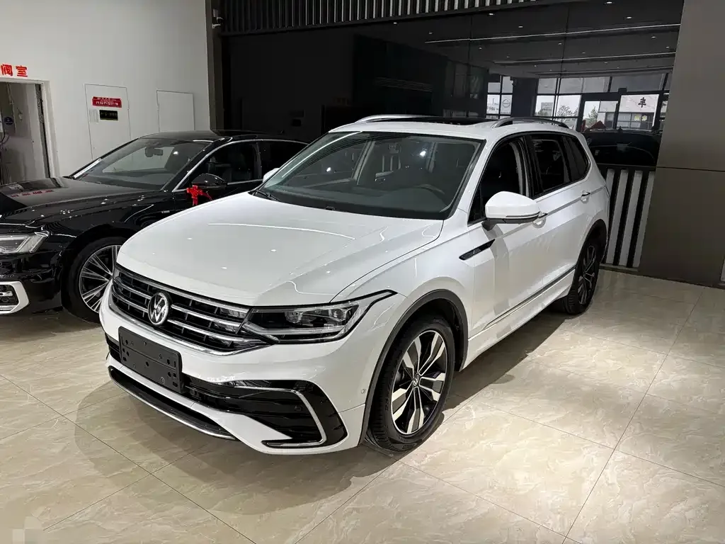 Volkswagen Tiguan L — фото 1