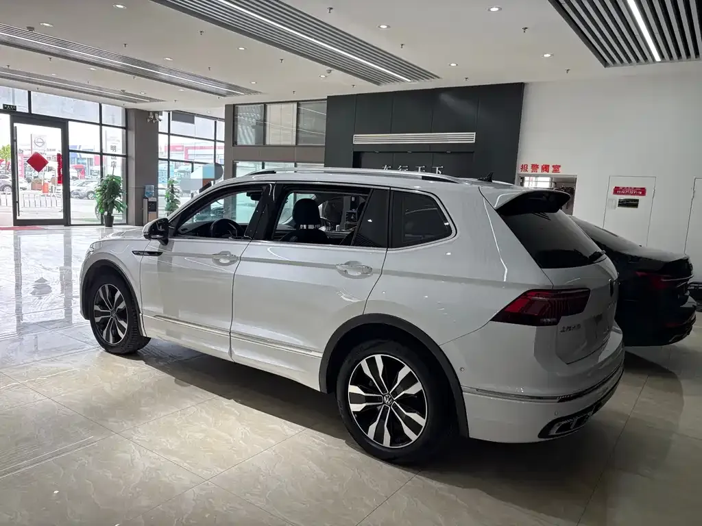 Volkswagen Tiguan L — фото 5