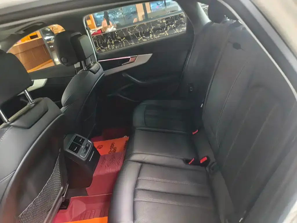 Audi A4L 2021 из CN, фото 2