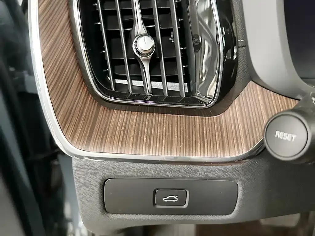 Volvo XC60 — фото 4