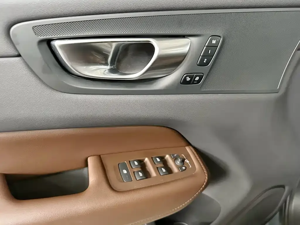 Volvo XC60 — фото 7