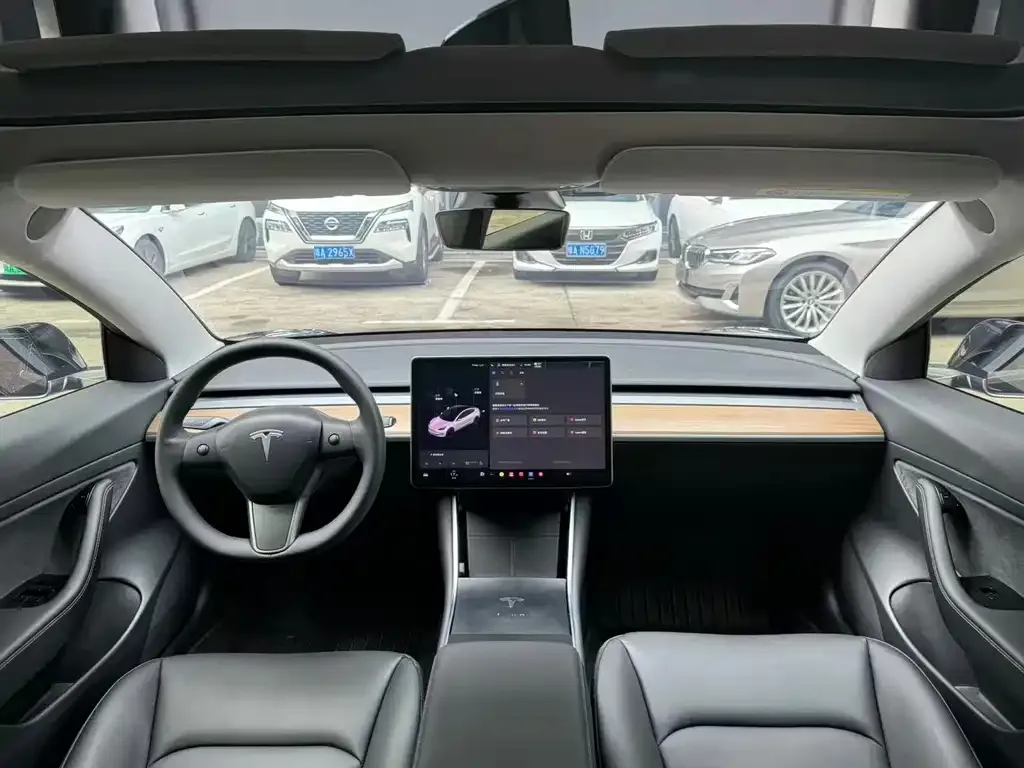 Tesla Model 3 — фото 5