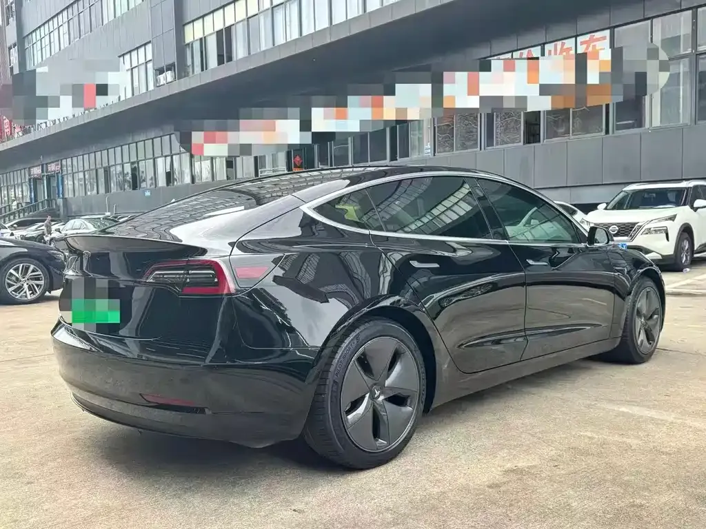 Tesla Model 3 — фото 9