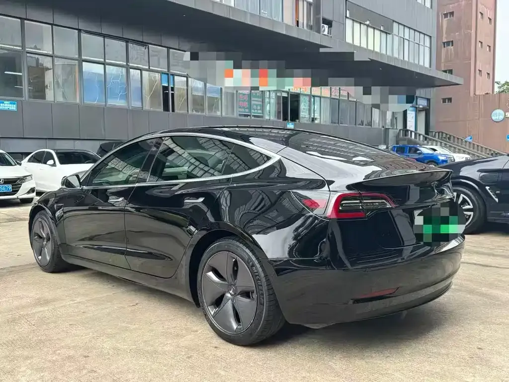 Tesla Model 3 — фото 3