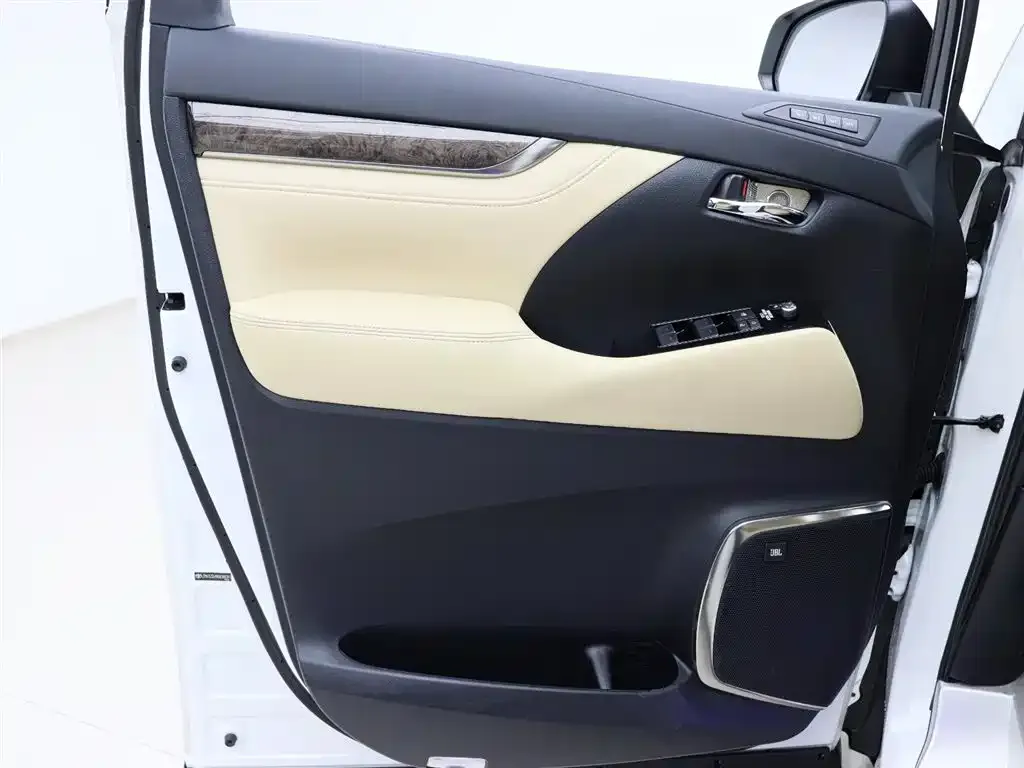 Toyota Alphard — фото 10