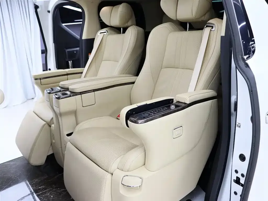 Toyota Alphard — фото 8