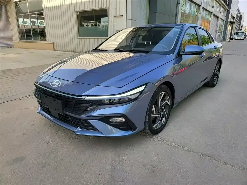 Hyundai Elantra — фото 1
