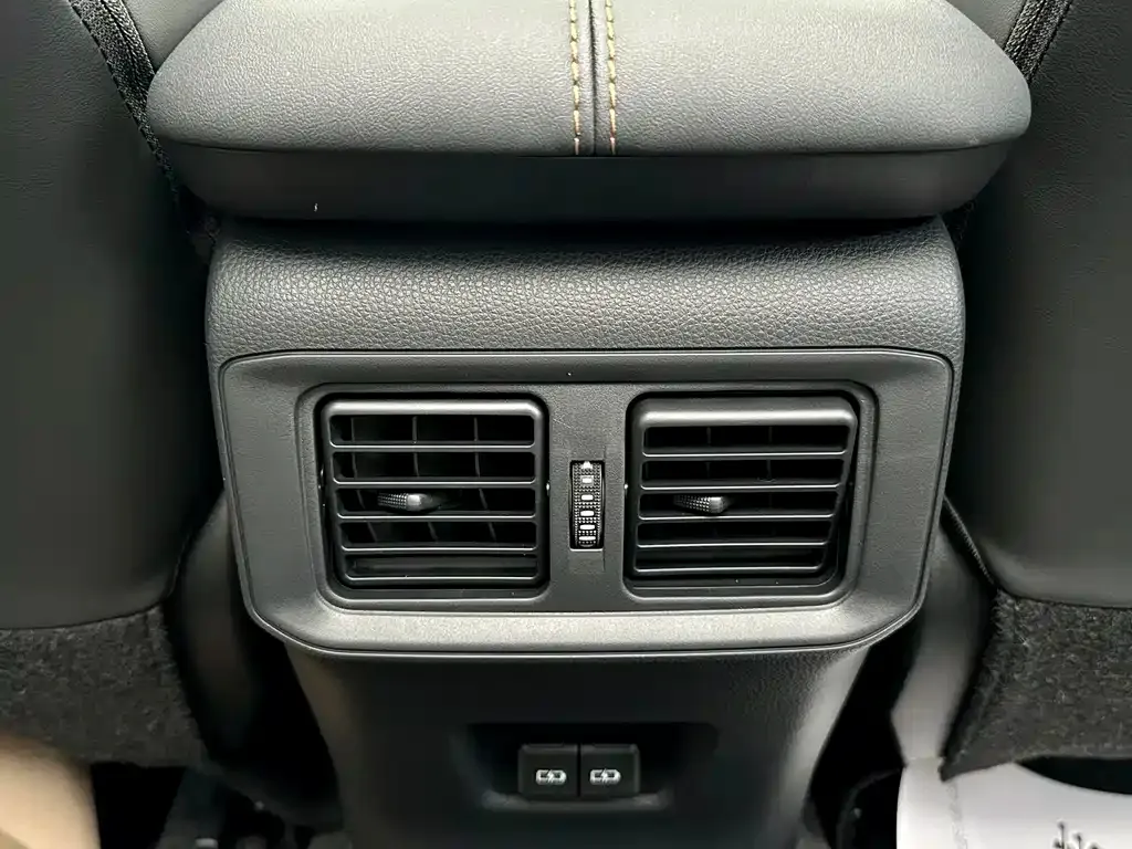Toyota RAV4 — фото 7
