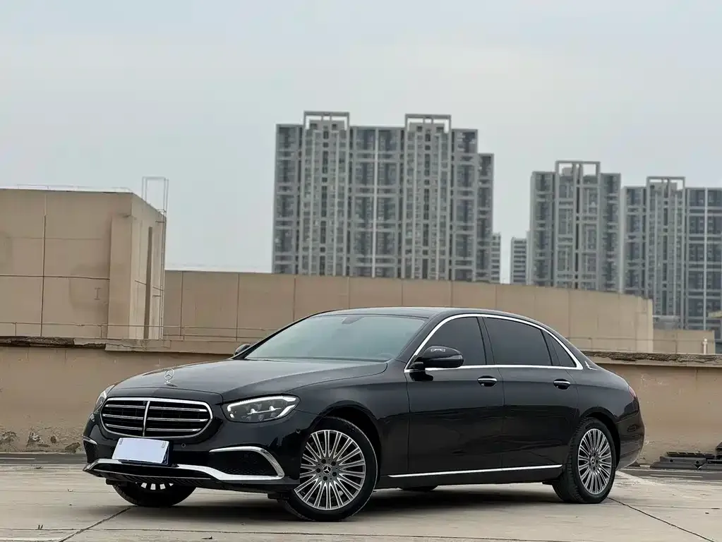 Mercedes-Benz E-Class — фото 1