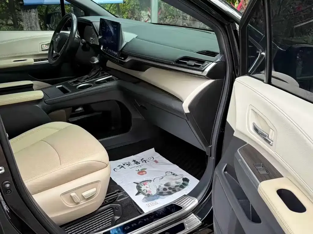 Toyota Granvia 2023 из CN, фото 2