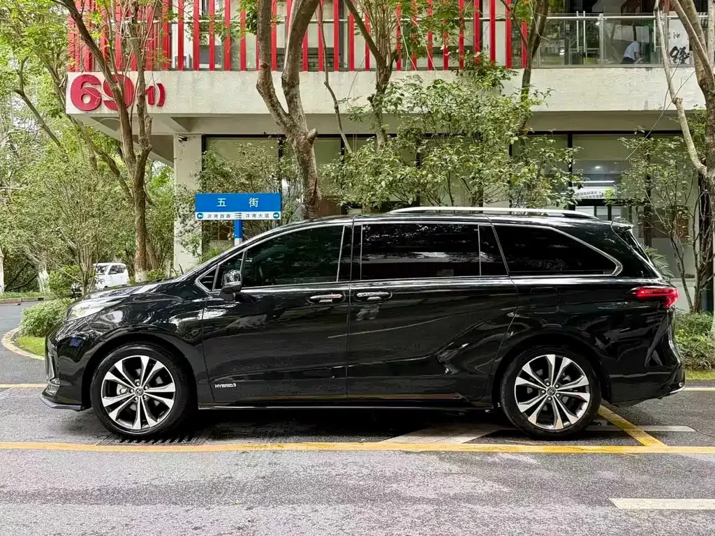 Toyota Granvia 2023 из CN, фото 10