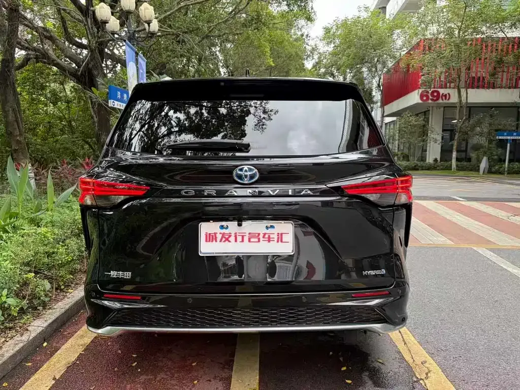 Toyota Granvia 2023 из CN, фото 7