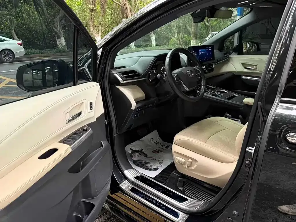 Toyota Granvia 2023 из CN, фото 4