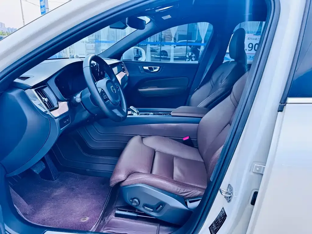 Volvo XC60 PHEV 2022 из CN, фото 3