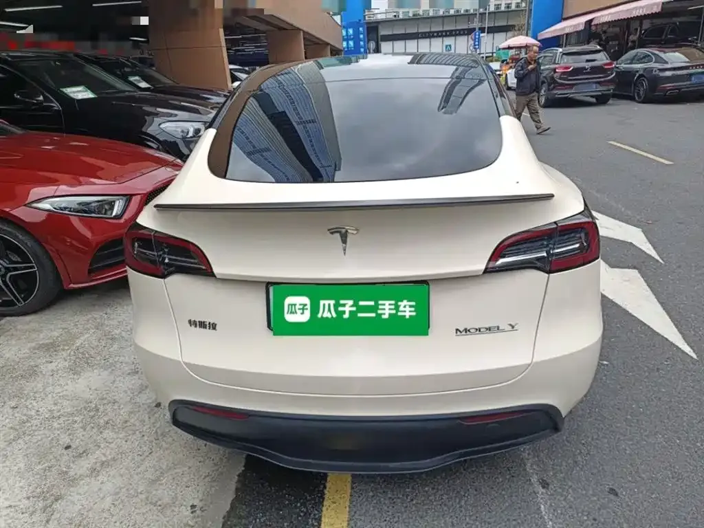 Tesla Model Y — фото 10