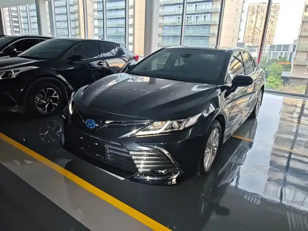 Toyota Camry — фото 1