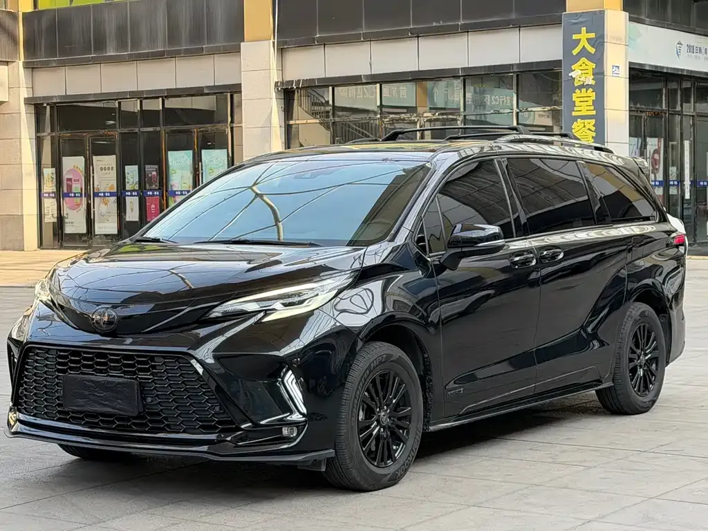Toyota Sienna — фото 1