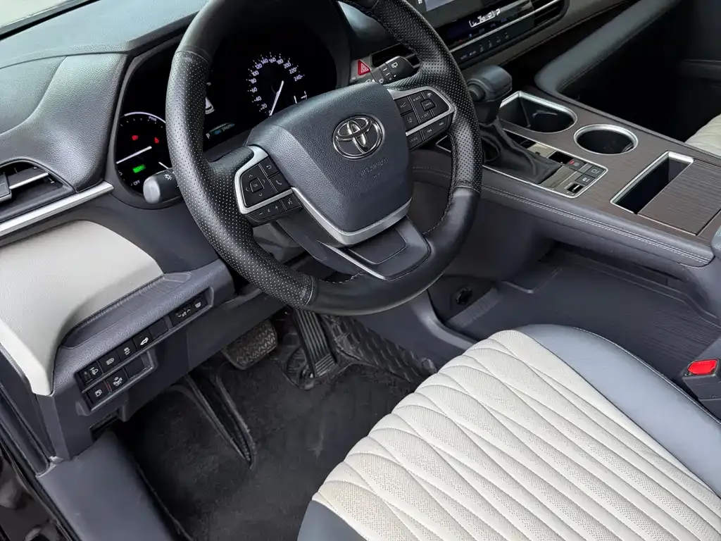 Toyota Sienna — фото 10
