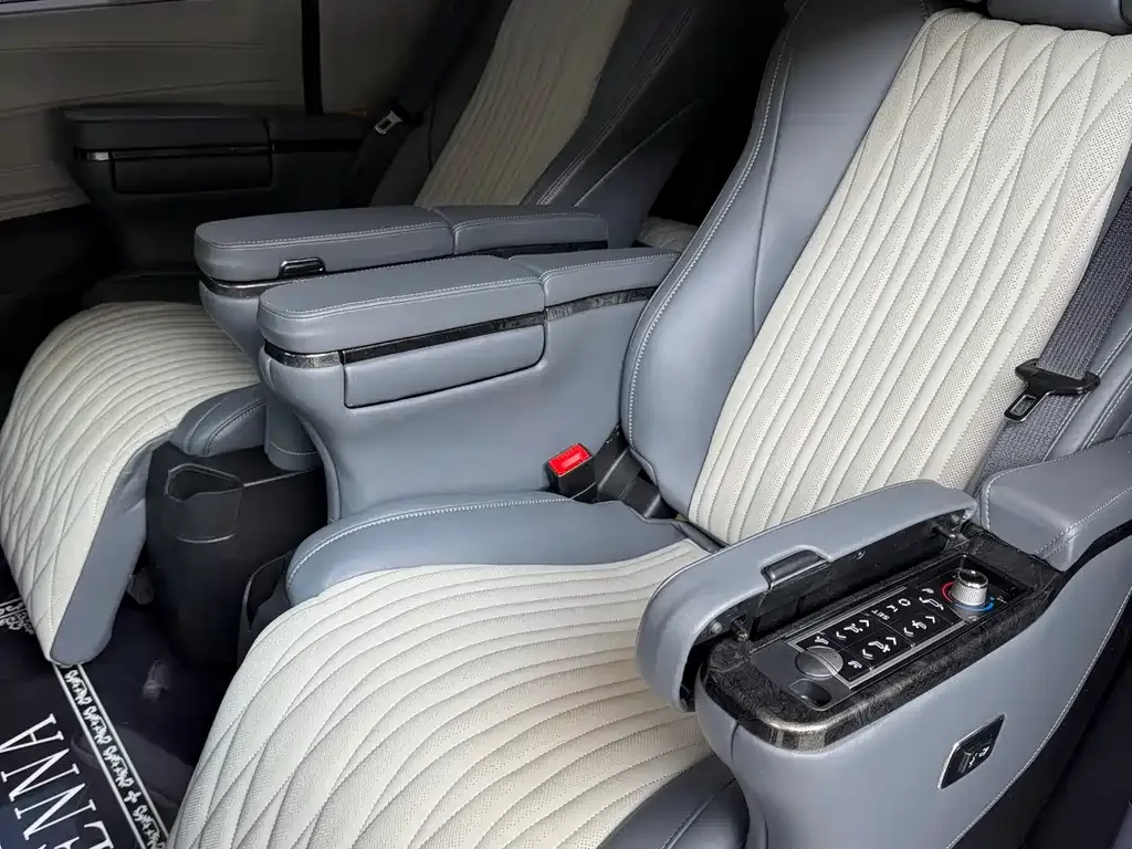 Toyota Sienna — фото 3