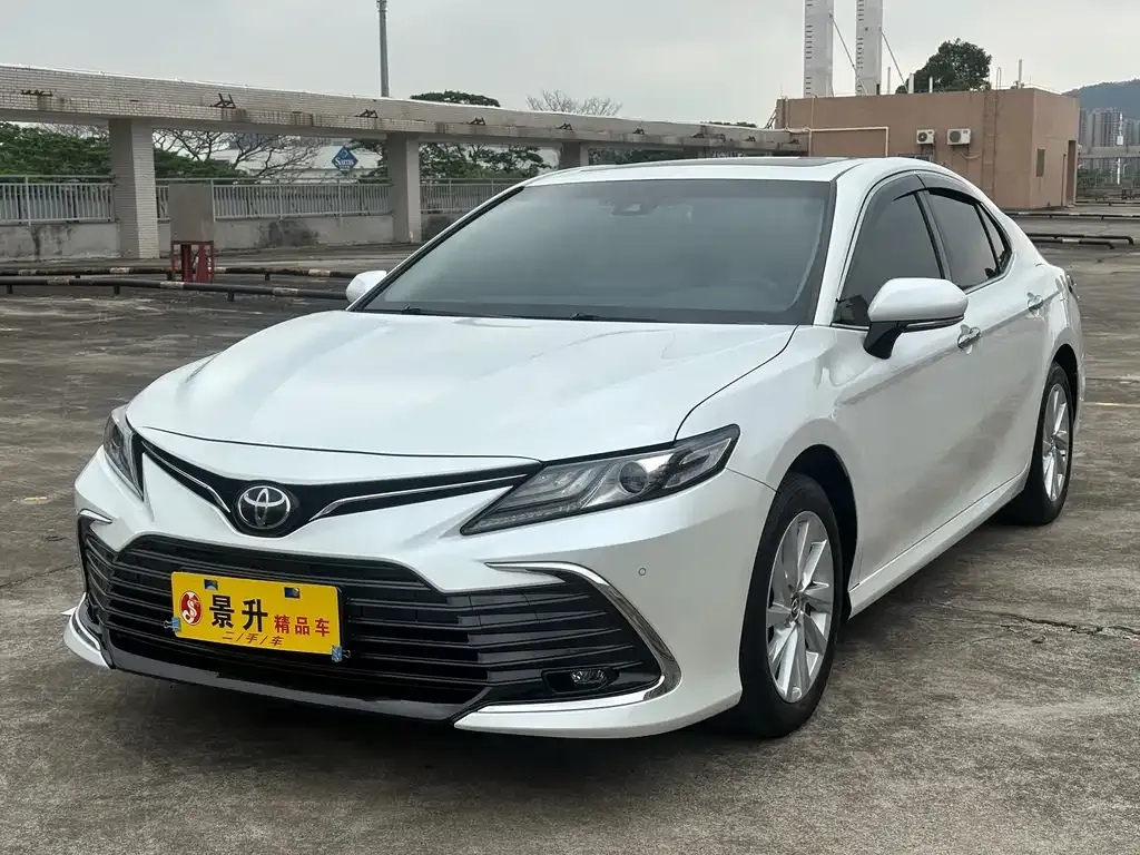 Toyota Camry — фото 1