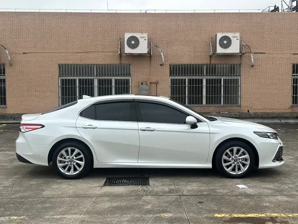 Toyota Camry — фото 9