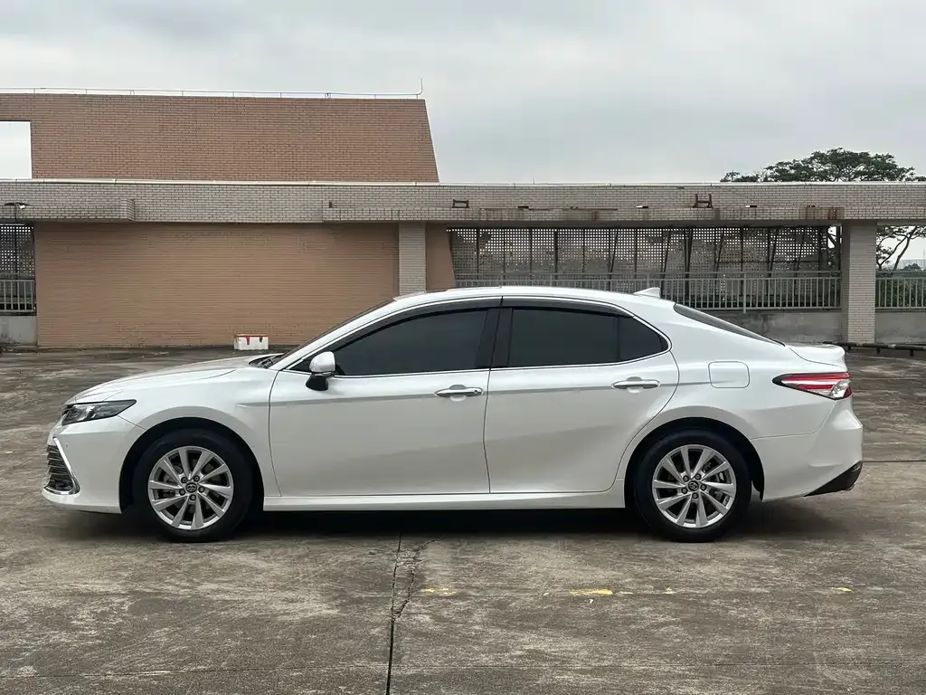 Toyota Camry — фото 4