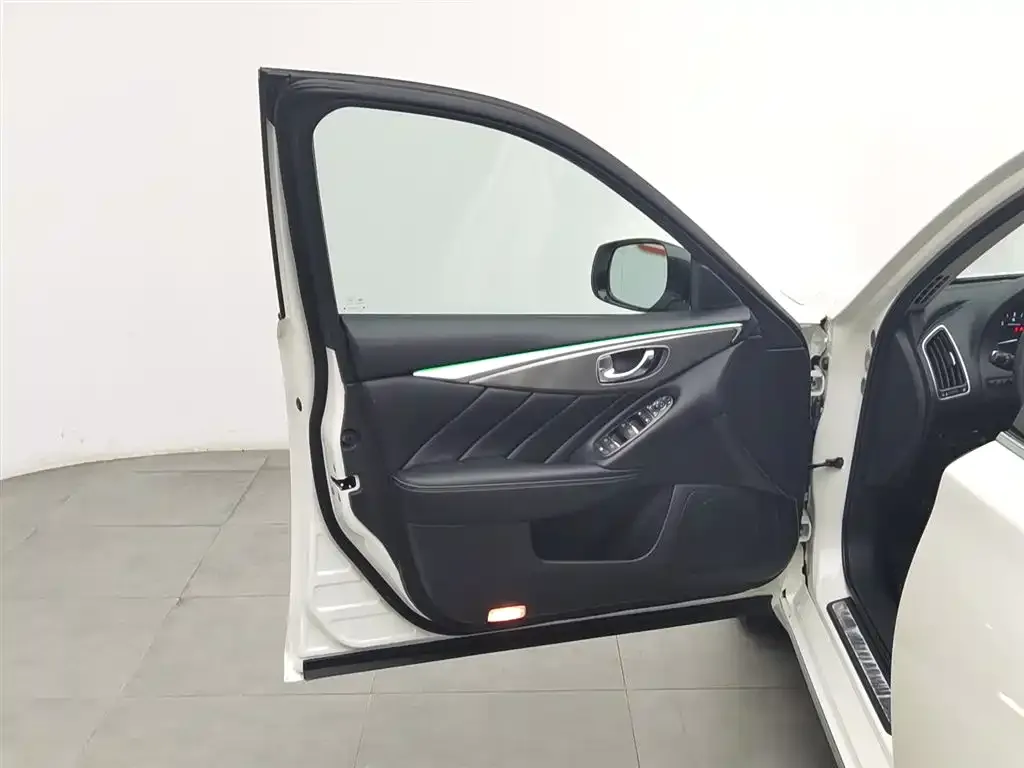 Infiniti Q50L 2023 из CN, фото 4