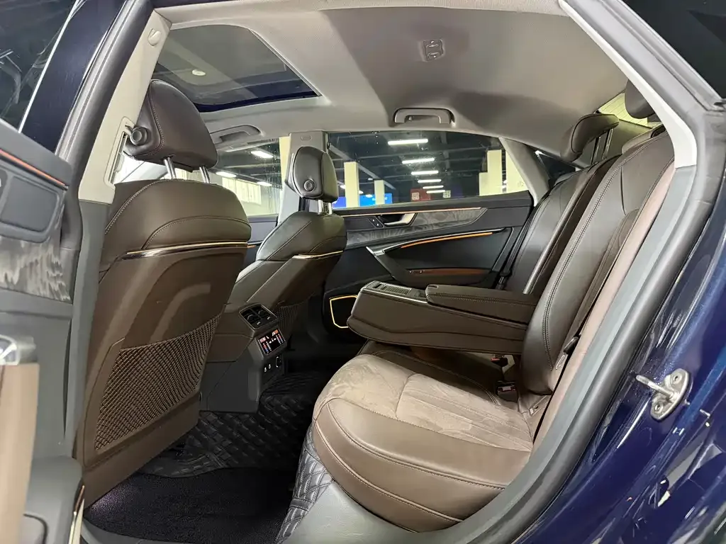 Audi A7L 2023 из CN, фото 7