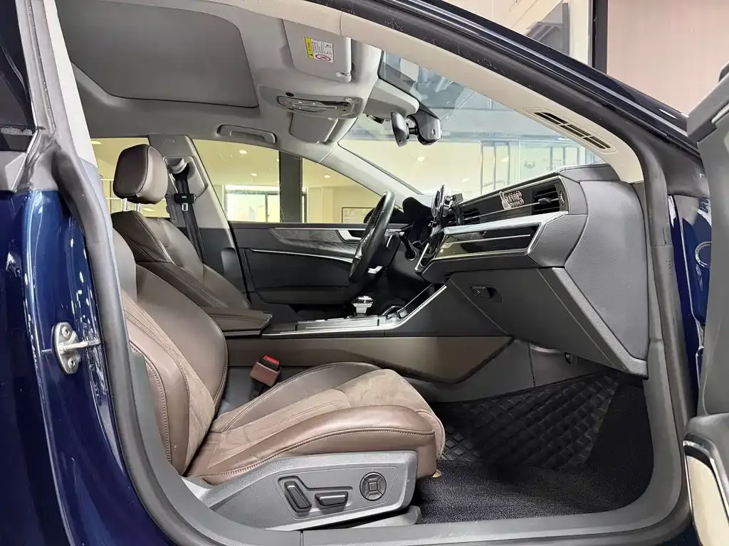 Audi A7L 2023 из CN, фото 3