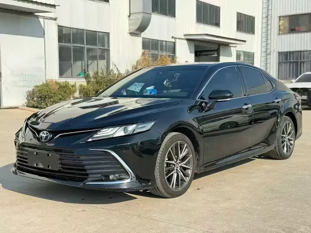 Toyota Camry — фото 1