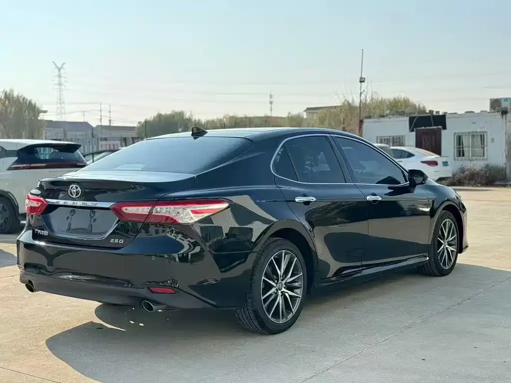 Toyota Camry — фото 9