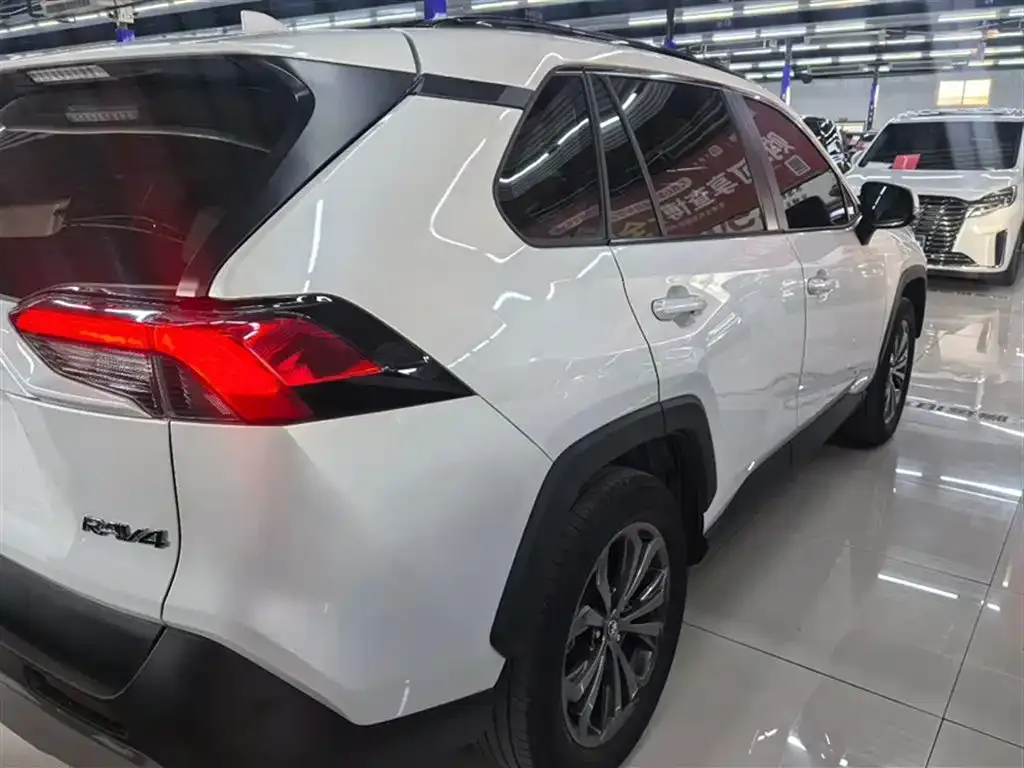 Toyota RAV4 — фото 5