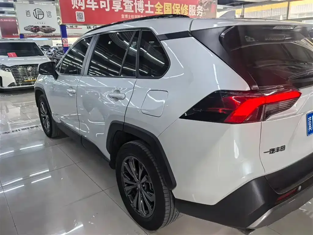 Toyota RAV4 — фото 9