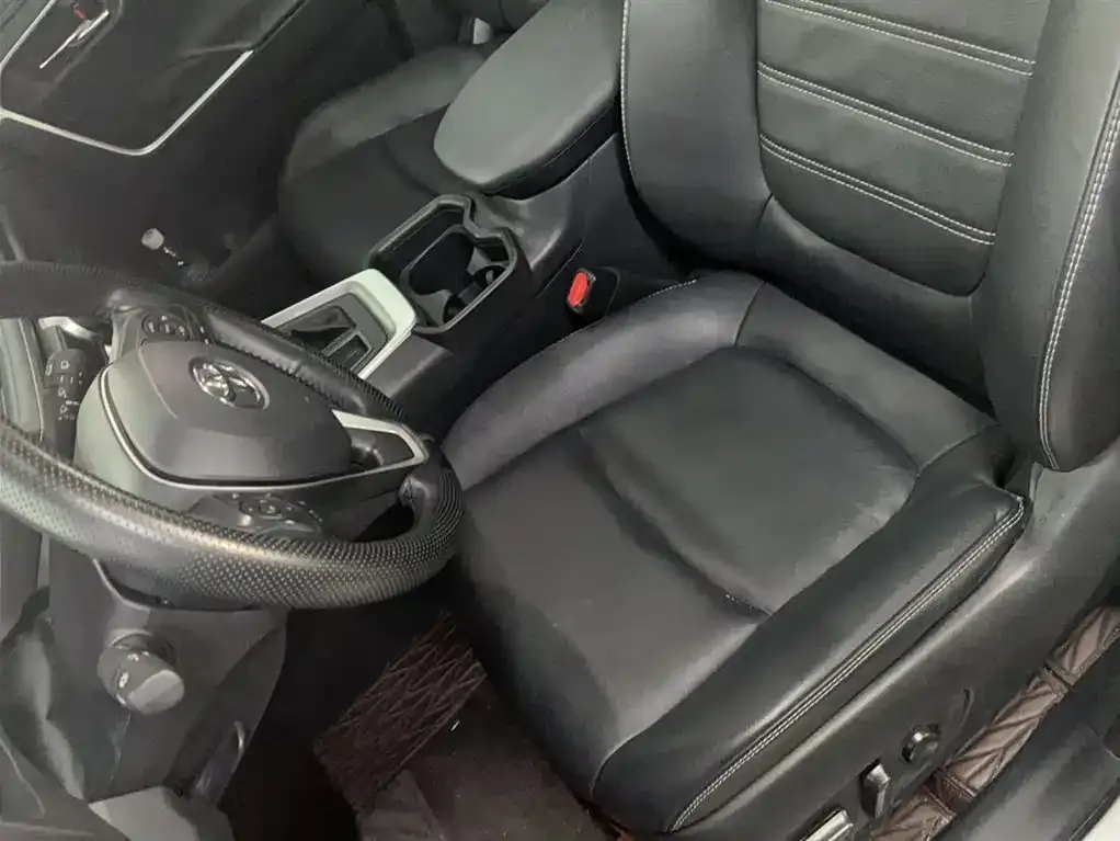 Toyota RAV4 — фото 6
