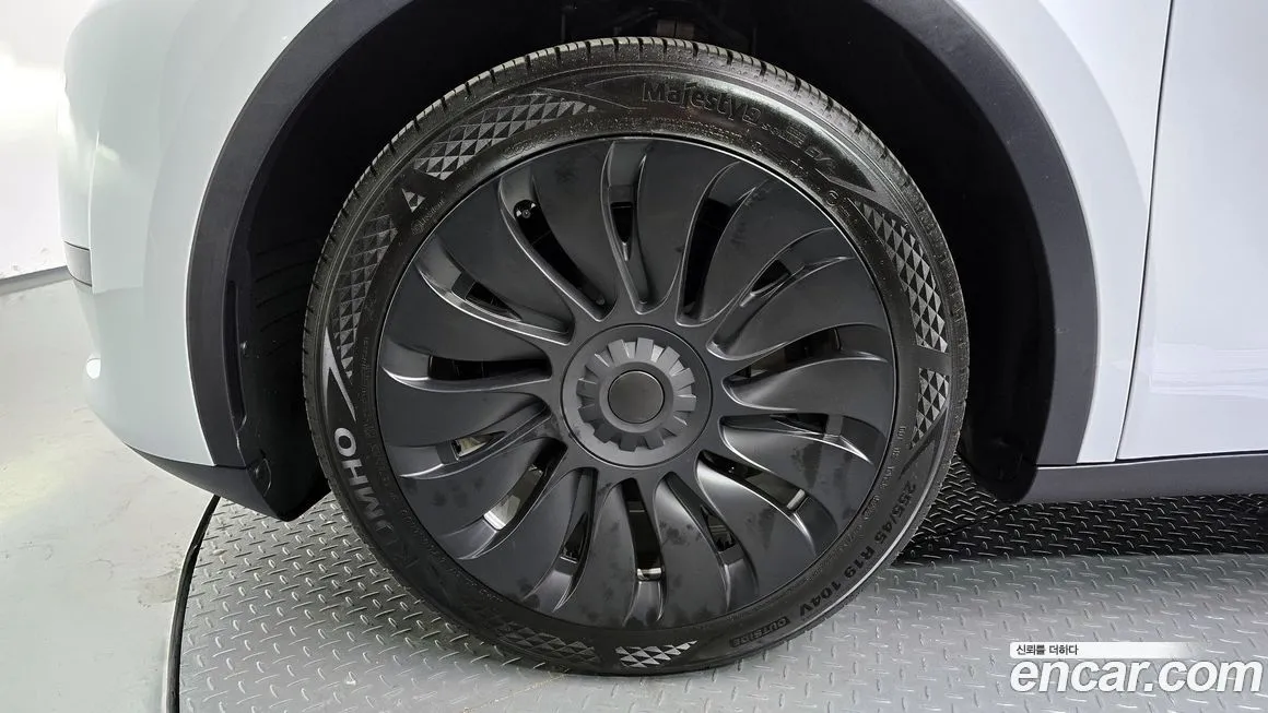 Tesla Model Y — фото 10