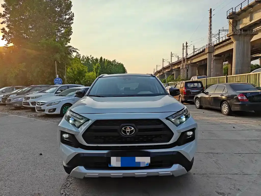 Toyota RAV4 2023 из CN, фото 4