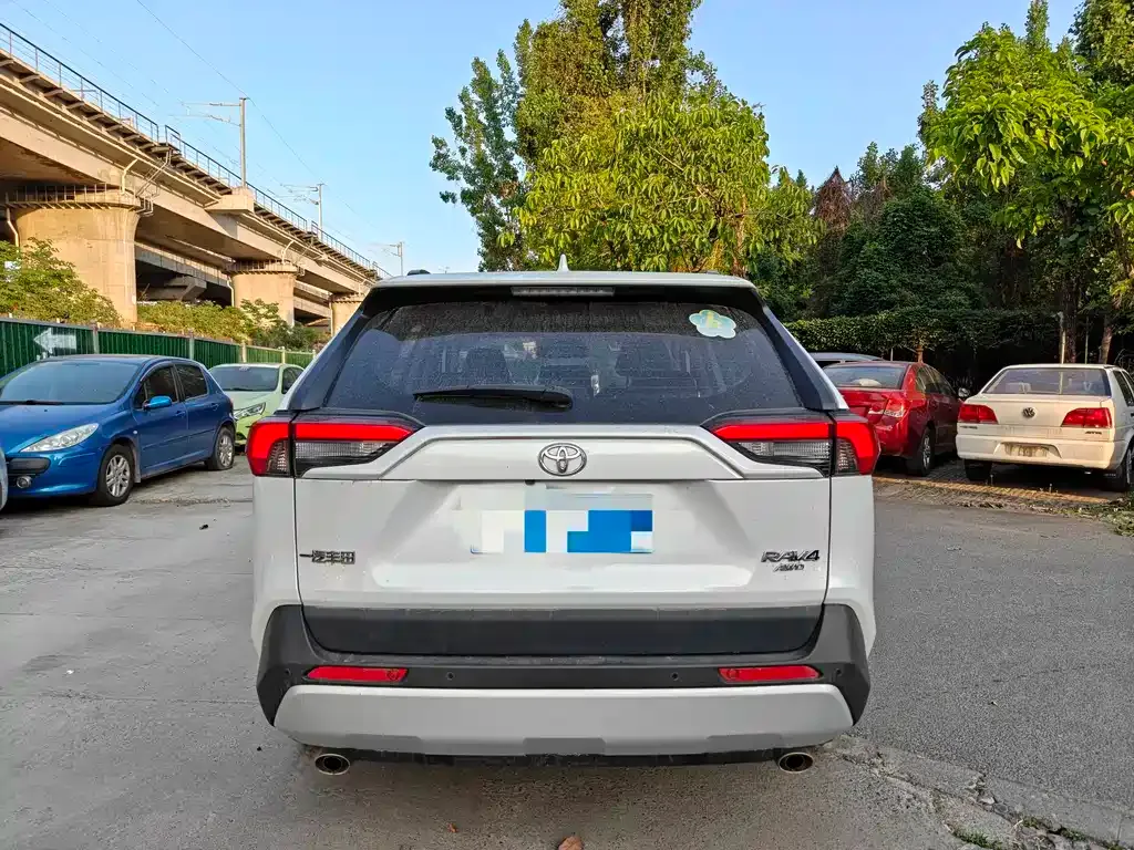 Toyota RAV4 2023 из CN, фото 3