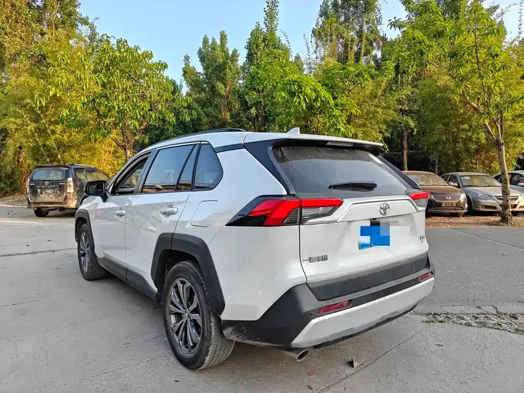 Toyota RAV4 2023 из CN, фото 2
