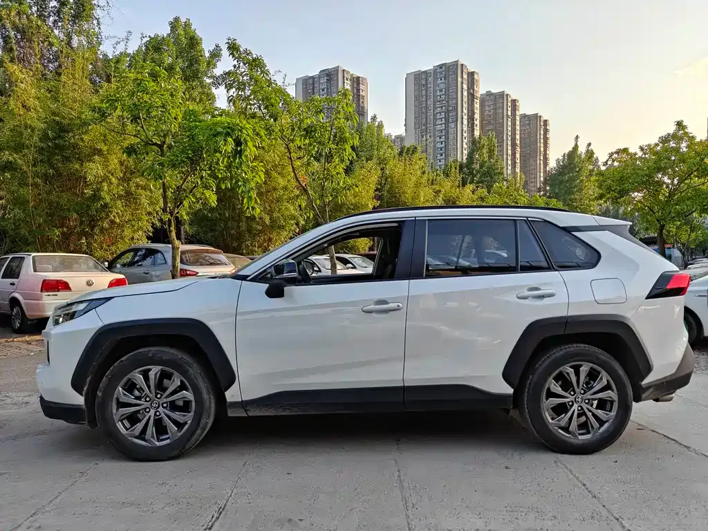 Toyota RAV4 2023 из CN, фото 9