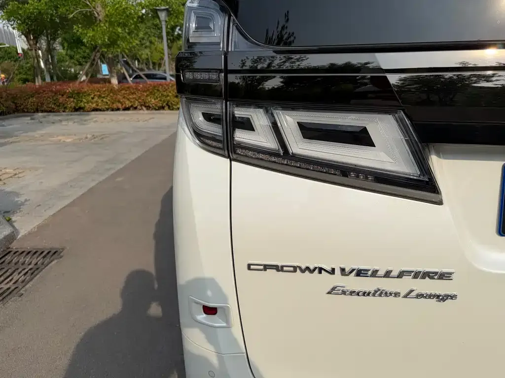 Toyota Vellfire — фото 2