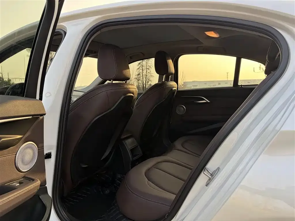 BMW 1 Series 2021 из CN, фото 2