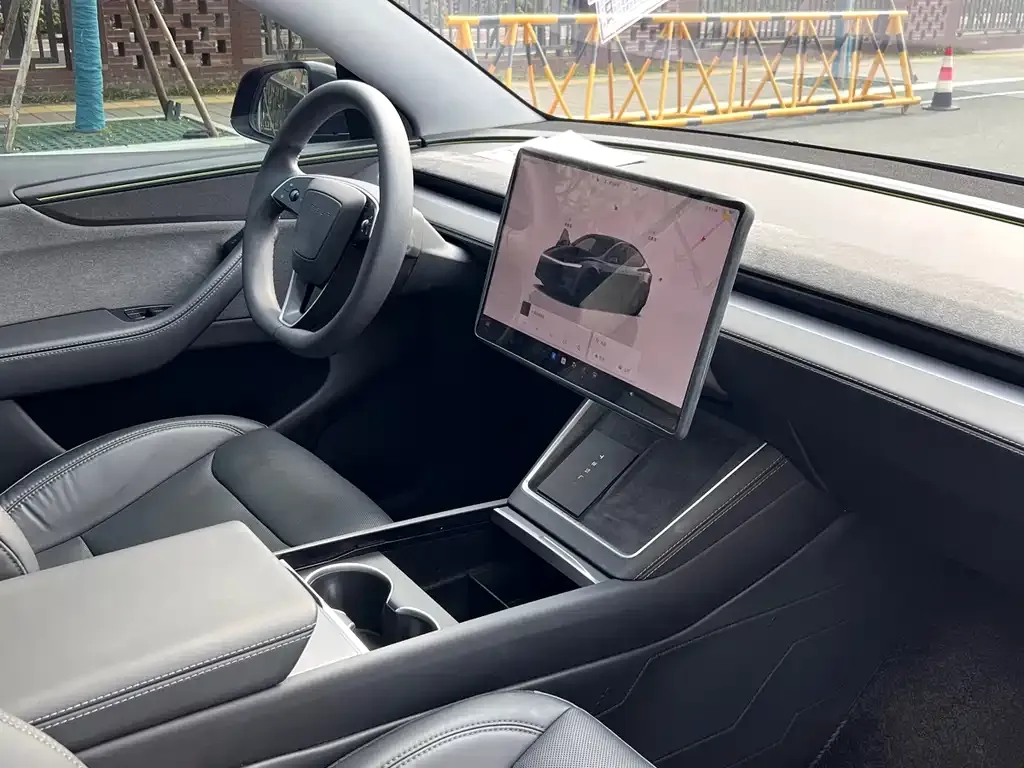 Tesla Model Y — фото 6