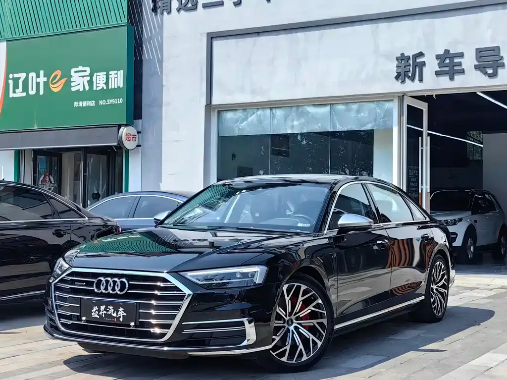 Audi A8 — фото 1