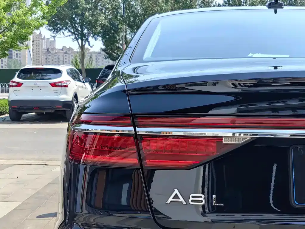 Audi A8 — фото 9