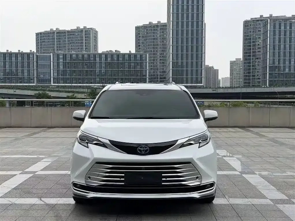 Toyota Sienna 2023 из CN, фото 1