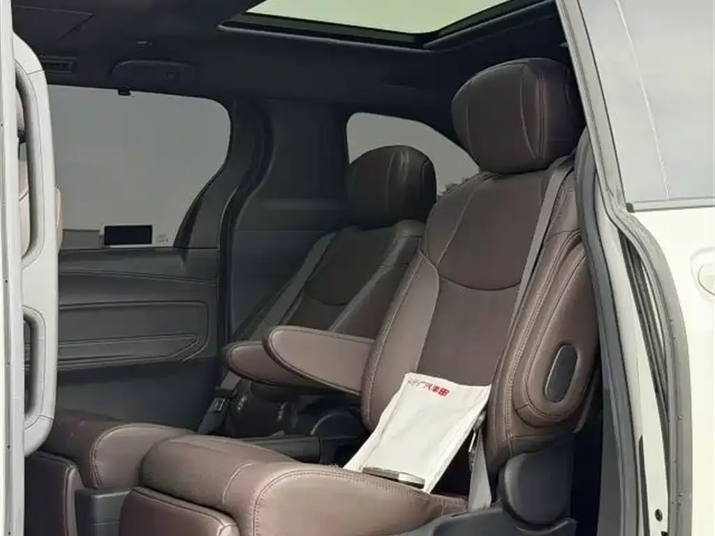 Toyota Sienna 2023 из CN, фото 2